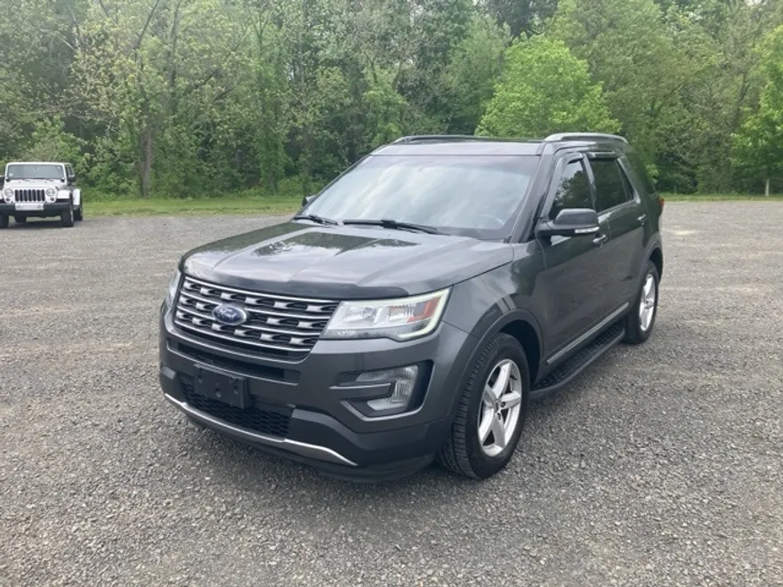 2017 Ford Explorer XLT photo 1
