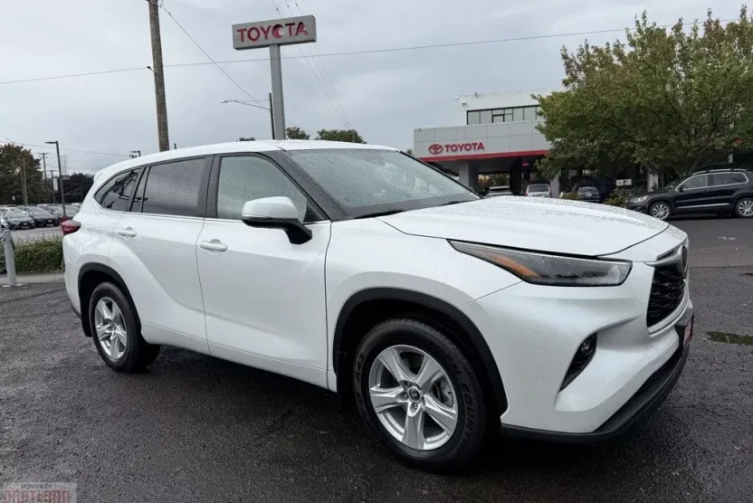 2023 Toyota Highlander LE photo 1