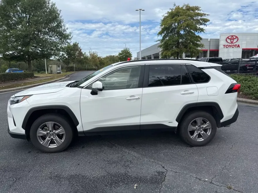 2024 Toyota RAV4 Hybrid XLE photo 1