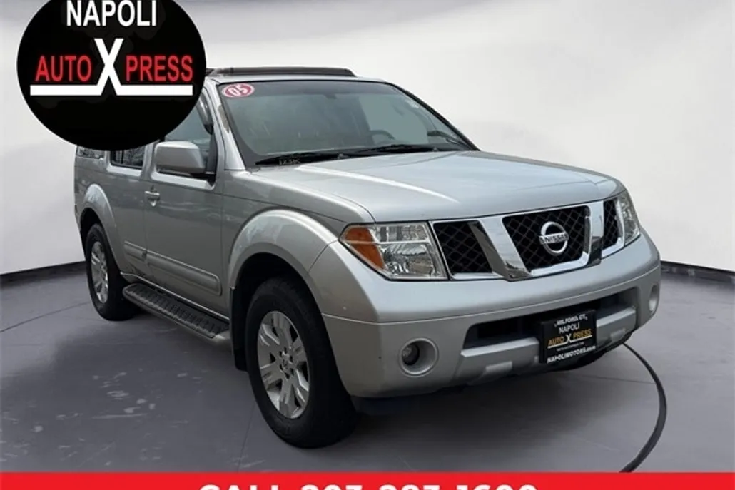 2005 Nissan Pathfinder LE photo 1