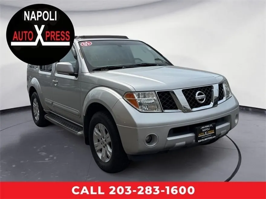 2005 Nissan Pathfinder LE photo 1
