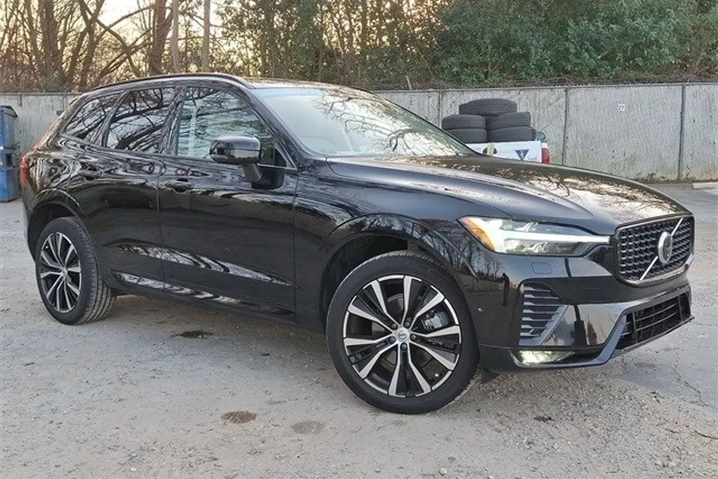 2025 Volvo XC60 B5 photo 1