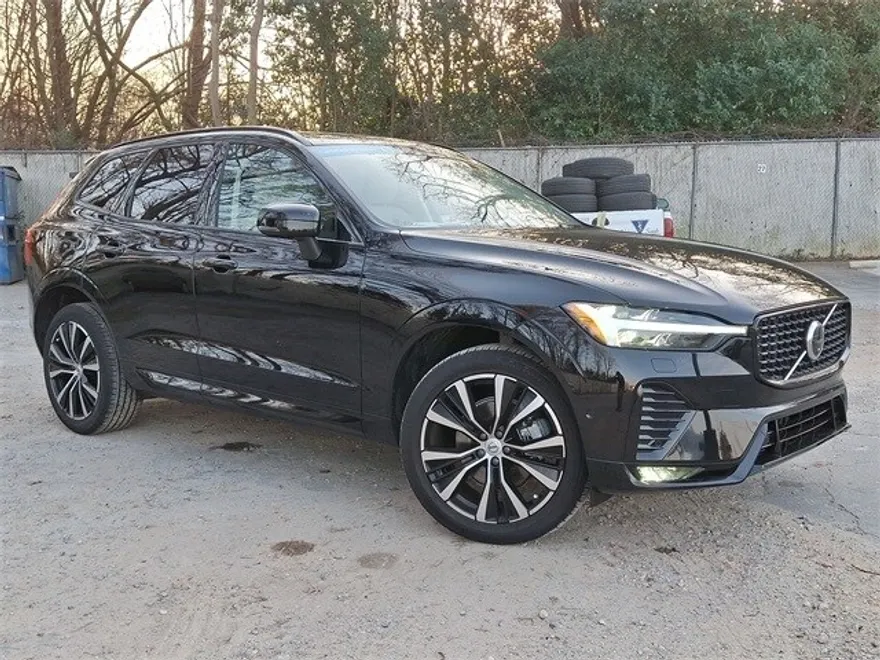 2025 Volvo XC60 B5 photo 1