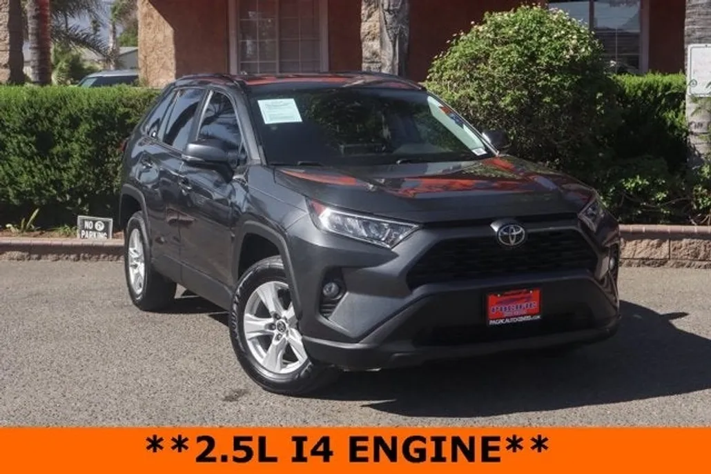 2021 Toyota RAV4 XLE photo 1