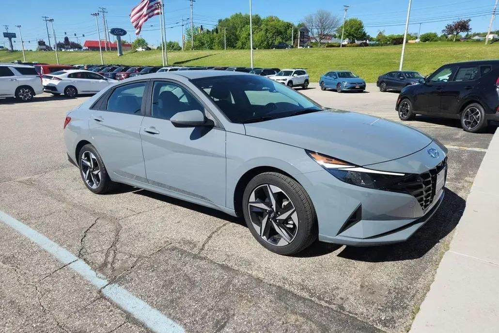 2023 Hyundai Elantra SEL photo 1