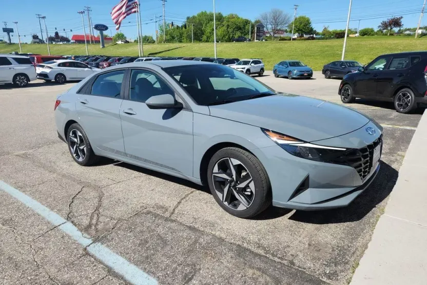 2023 Hyundai Elantra SEL photo 1