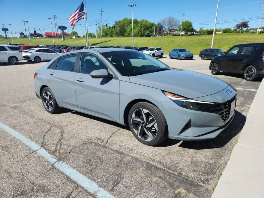 2023 Hyundai Elantra SEL photo 1