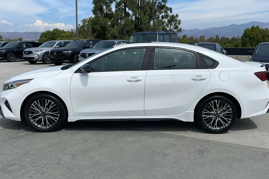 2022 Kia Forte GT-Line photo 1