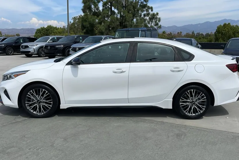 2022 Kia Forte GT-Line photo 1