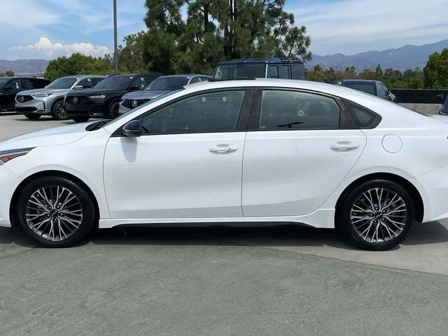 2022 Kia Forte GT-Line photo 1