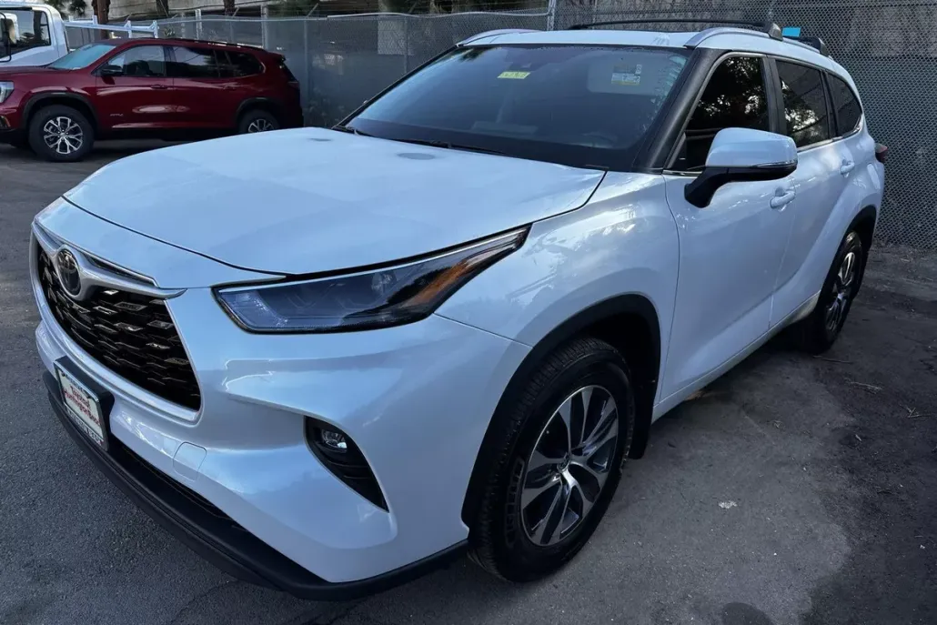 2024 Toyota Highlander LE photo 1
