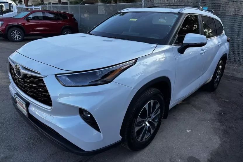 2024 Toyota Highlander LE photo 1