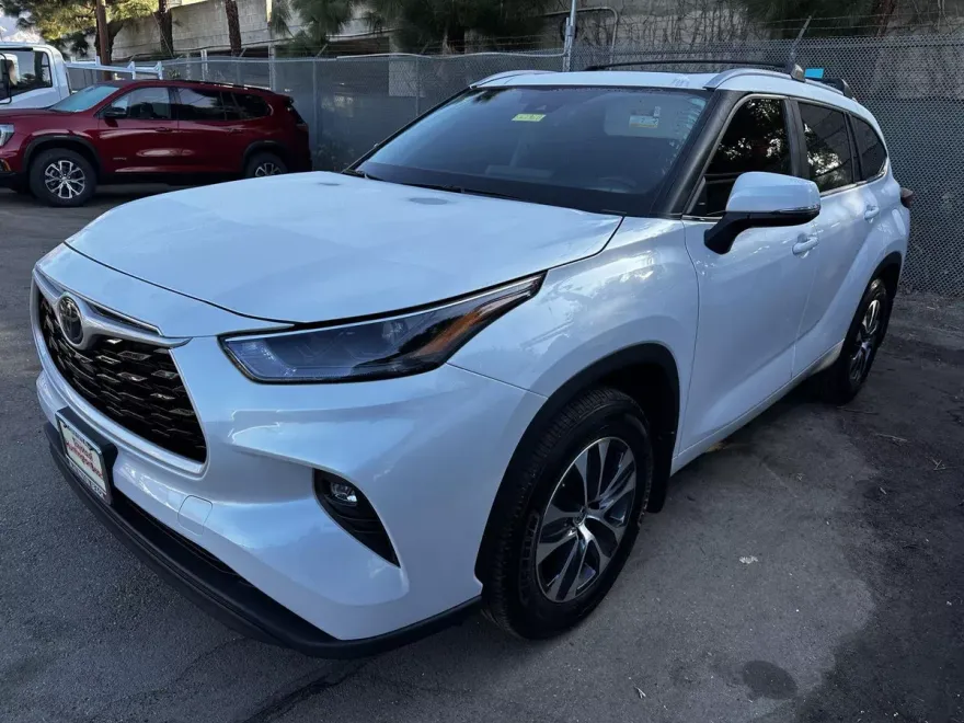 2024 Toyota Highlander LE photo 1
