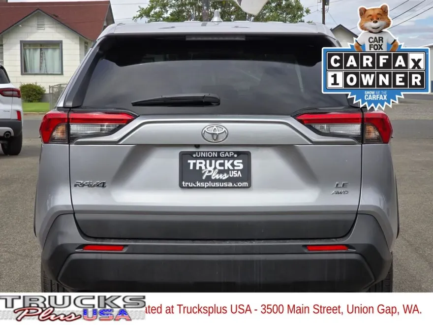 2023 Toyota RAV4 LE photo 1