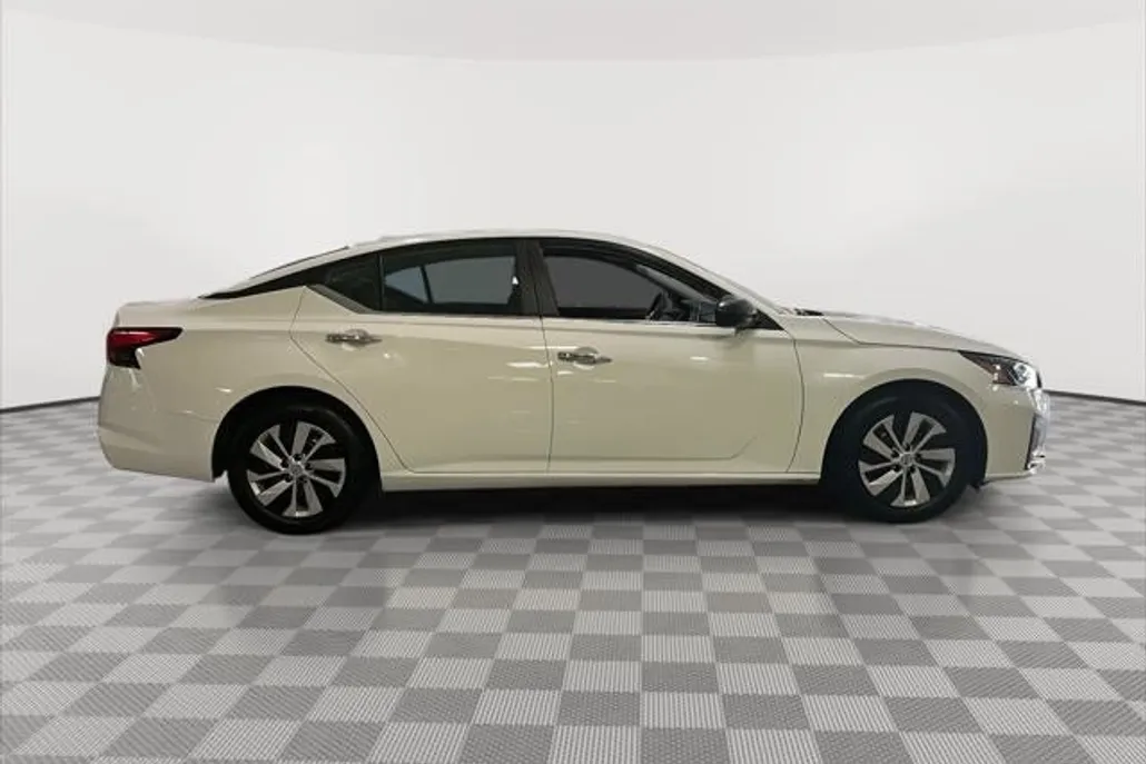 2025 Nissan Altima S photo 1
