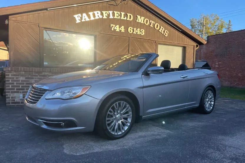 2013 Chrysler 200 Limited photo 1