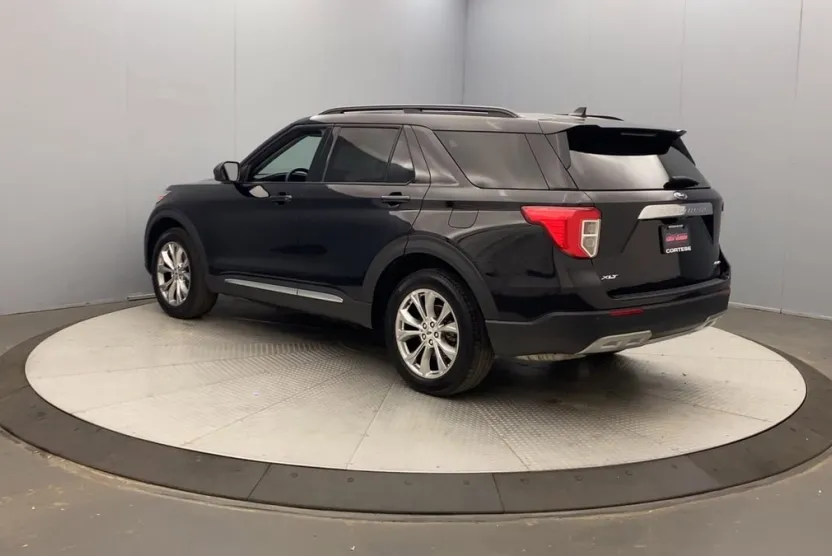 2023 Ford Explorer XLT photo 1