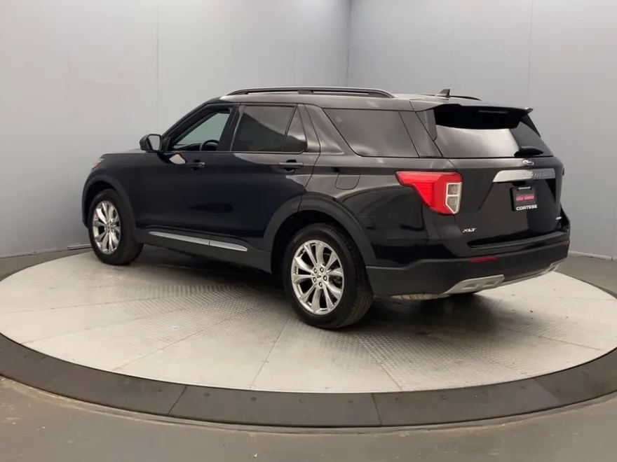 2023 Ford Explorer XLT photo 1