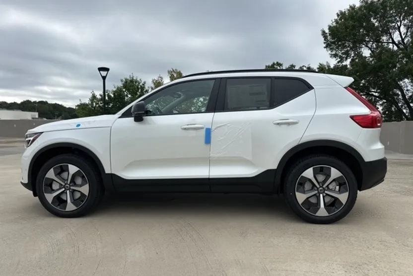 2026 Volvo XC40 Plus photo 1