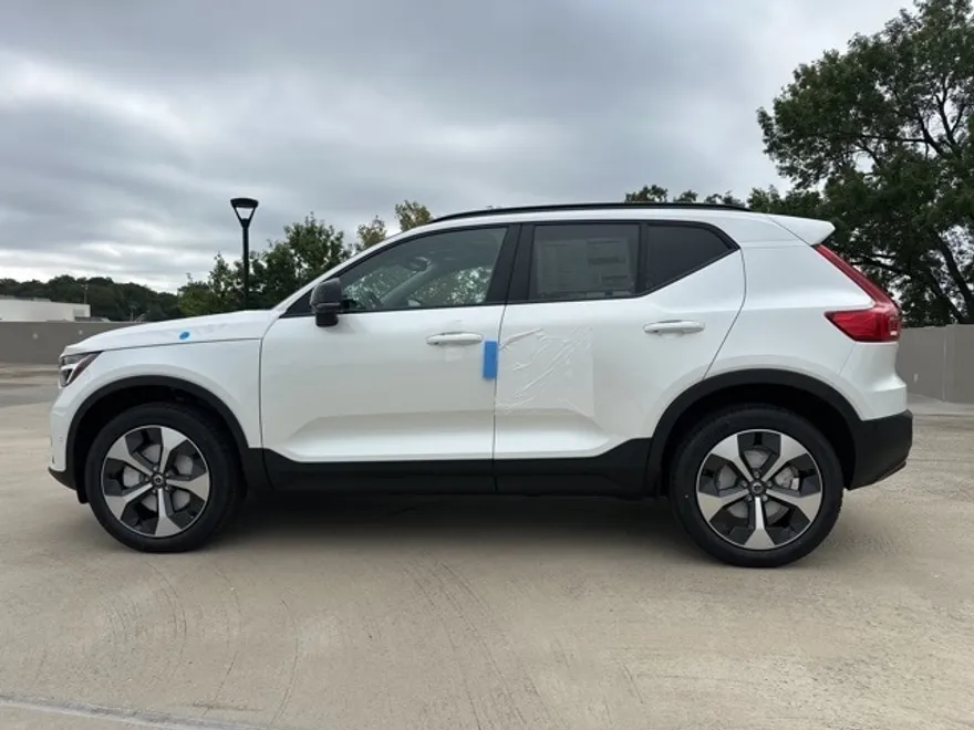 2026 Volvo XC40 Plus photo 1