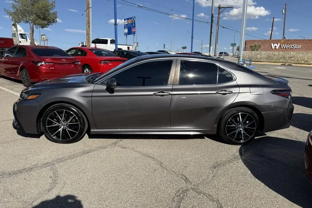 2022 Toyota Camry SE photo 1