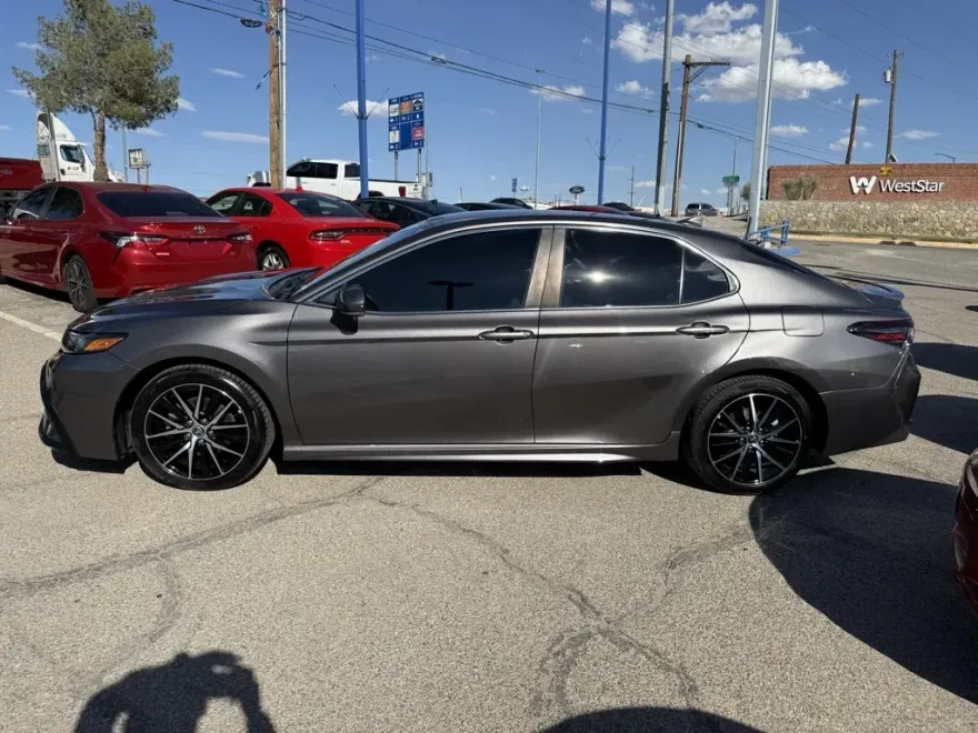 2022 Toyota Camry SE photo 1