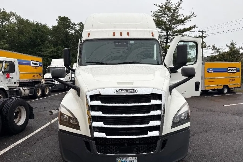 2022 Freightliner Cascadia 126" Sleeper Cab photo 1