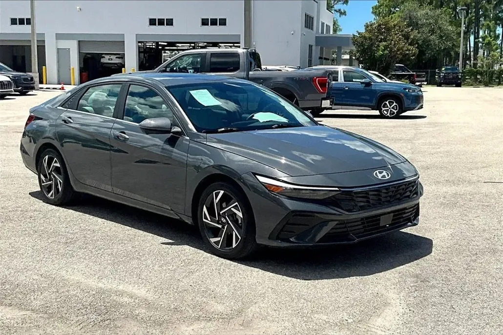 2024 Hyundai Elantra Limited photo 1