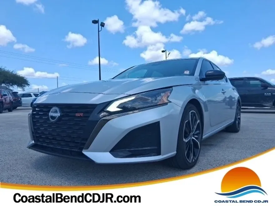 2023 Nissan Altima 2.5 SR photo 1