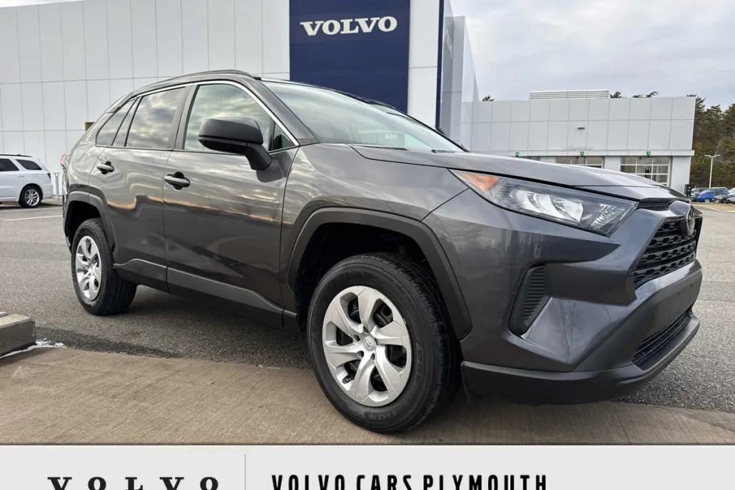 2019 Toyota RAV4 LE photo 1
