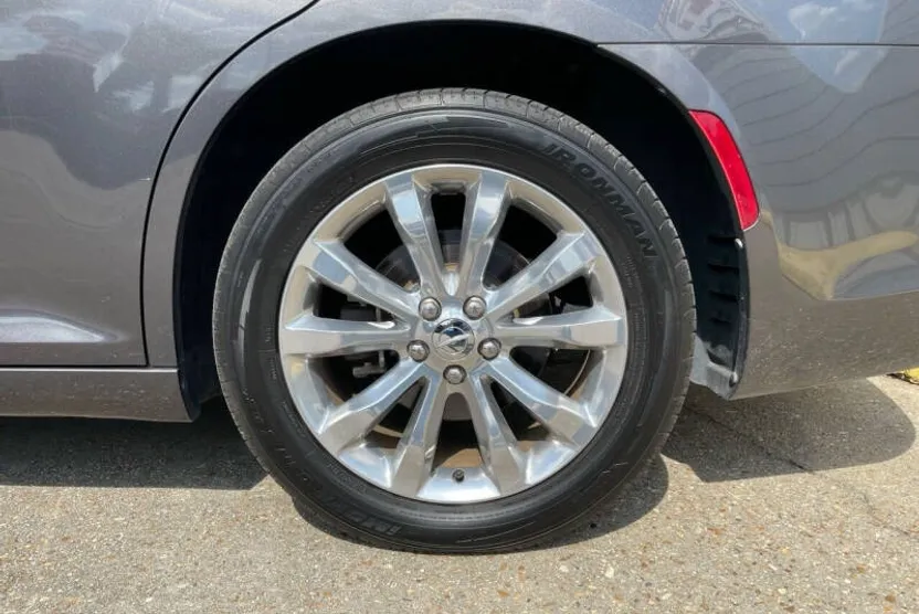 2018 Chrysler 300 Limited photo 1