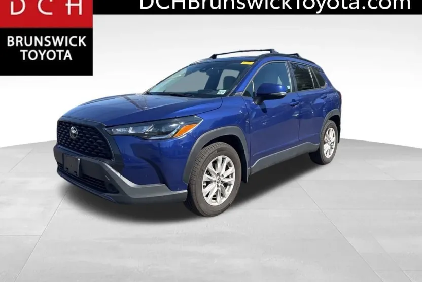 2022 Toyota Corolla Cross LE photo 1