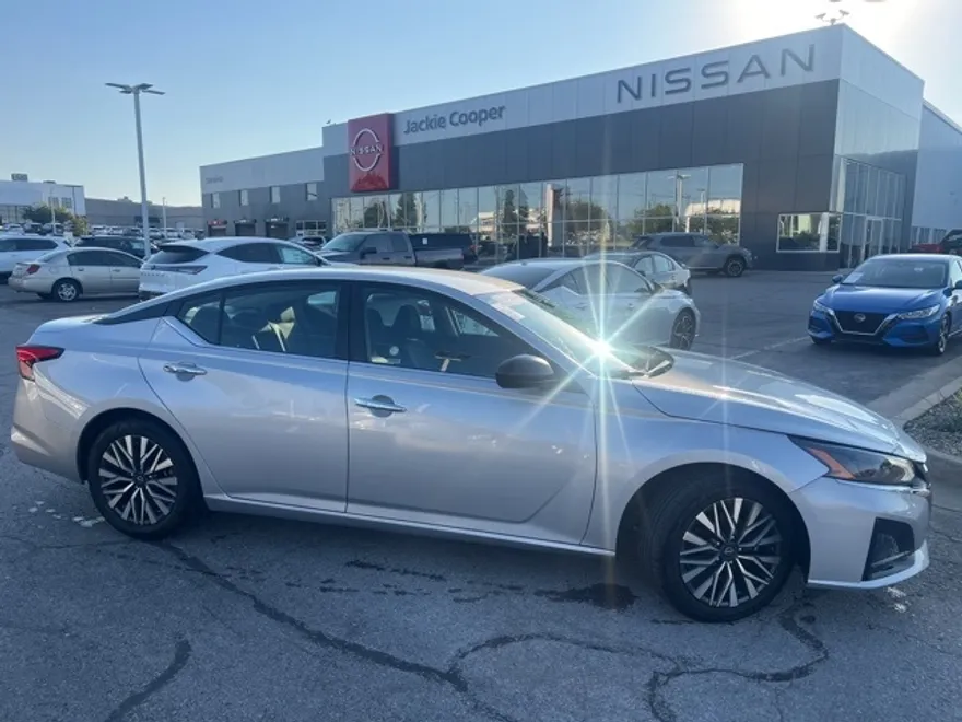 2024 Nissan Altima 2.5 SV photo 1