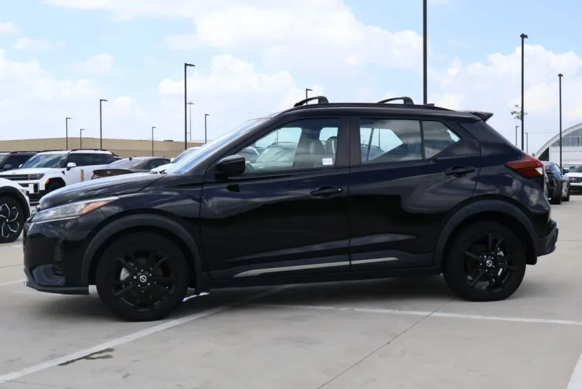 2021 Nissan Kicks SR photo 1