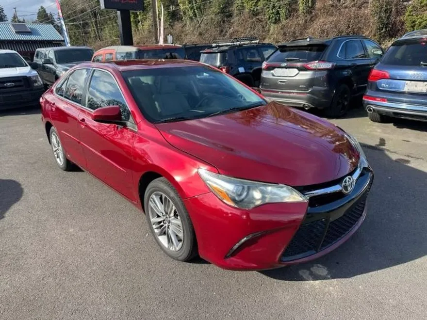 2017 Toyota Camry LE photo 1