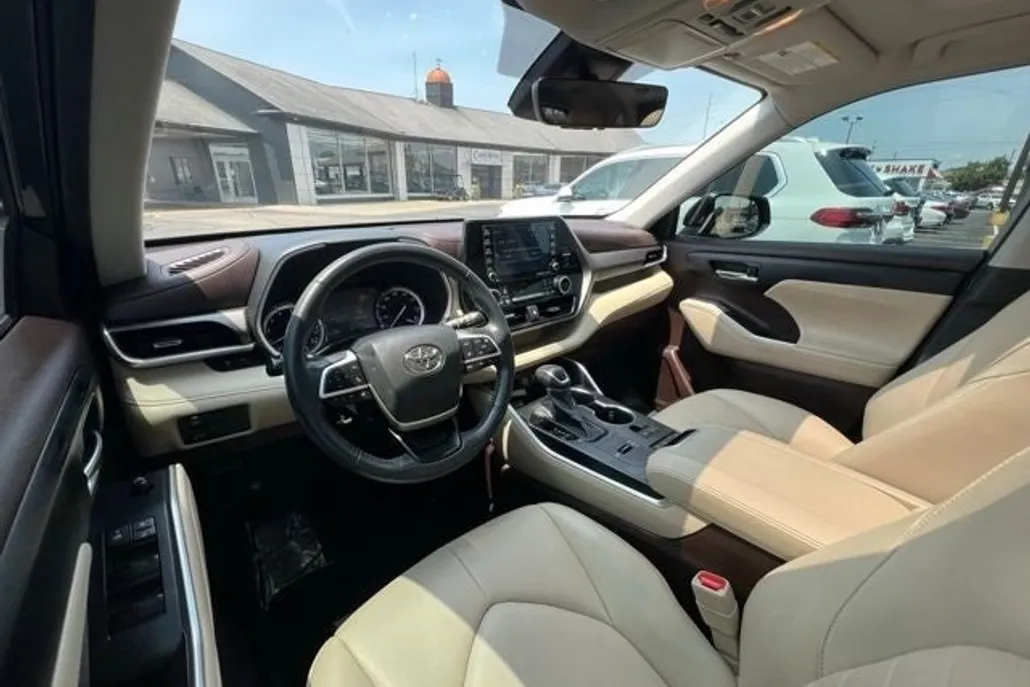 2022 Toyota Highlander XLE photo 1