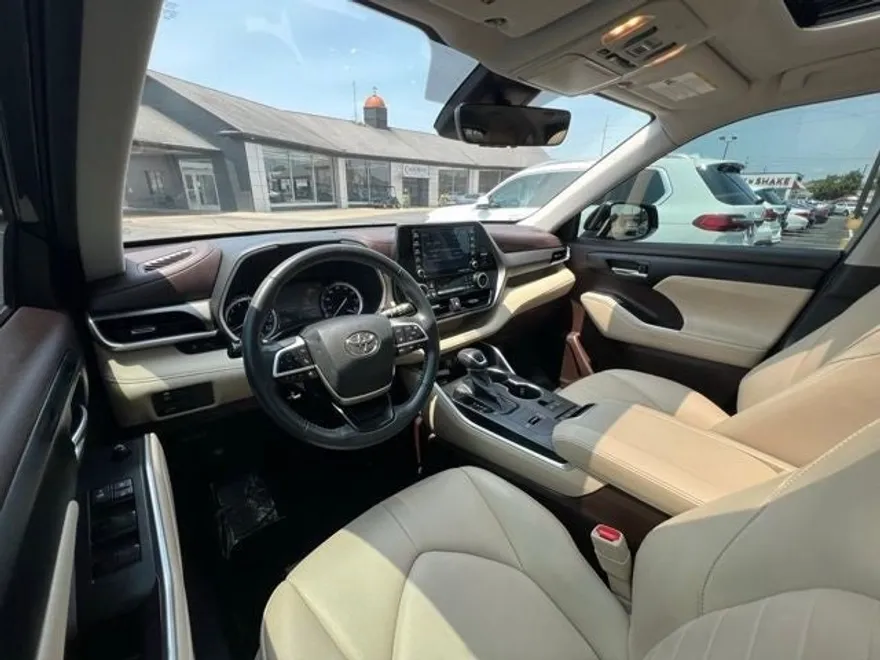 2022 Toyota Highlander XLE photo 1