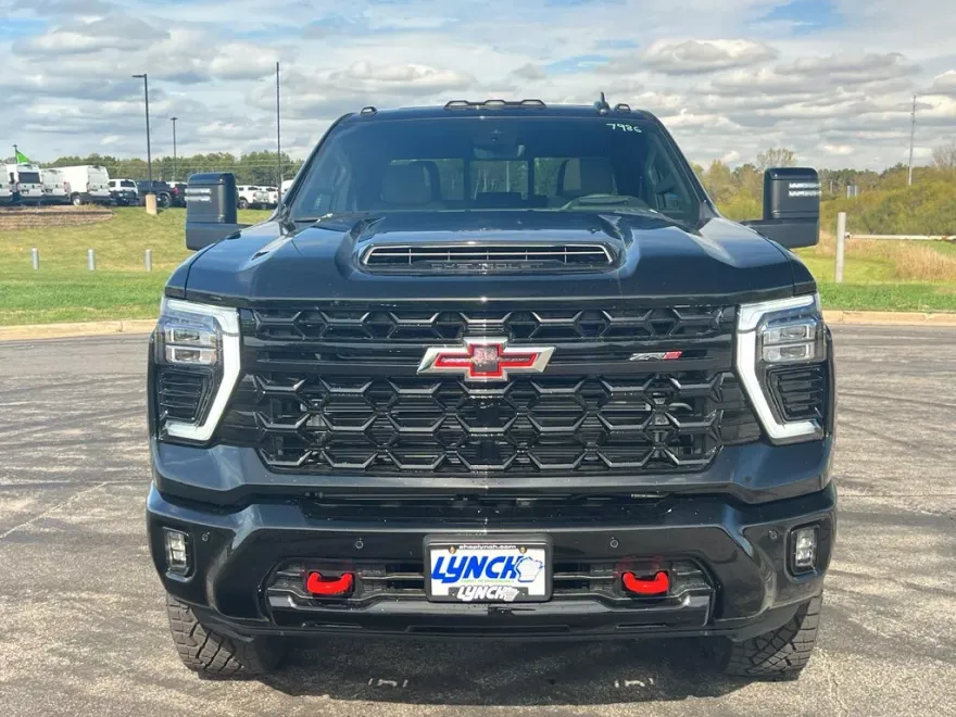 2025 Chevrolet Silverado 2500HD ZR2 photo 2