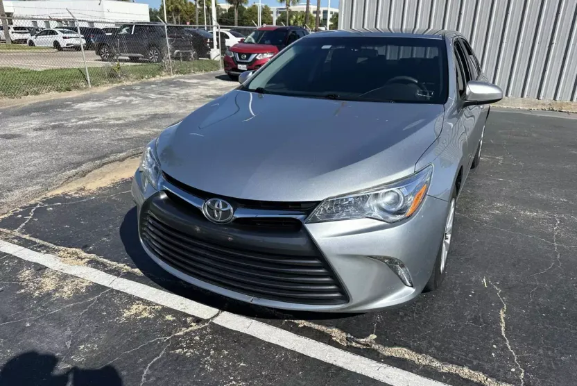 2015 Toyota Camry LE photo 1
