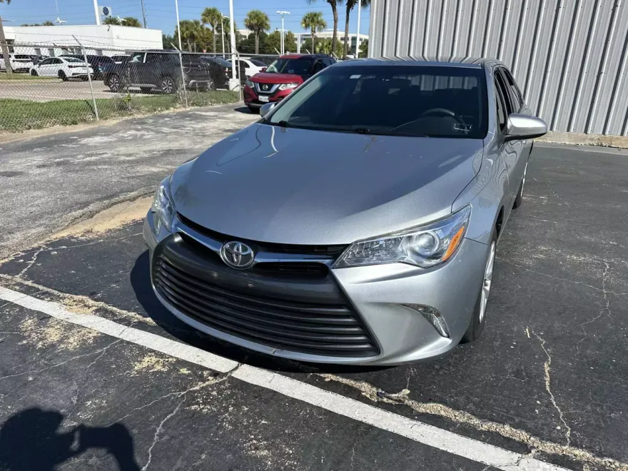 2015 Toyota Camry LE photo 1