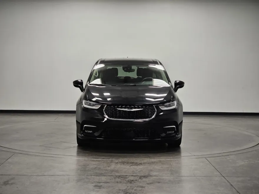 2023 Chrysler Pacifica Touring L photo 1