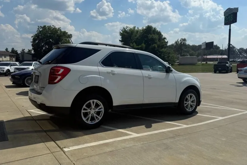 2016 Chevrolet Equinox LT photo 1