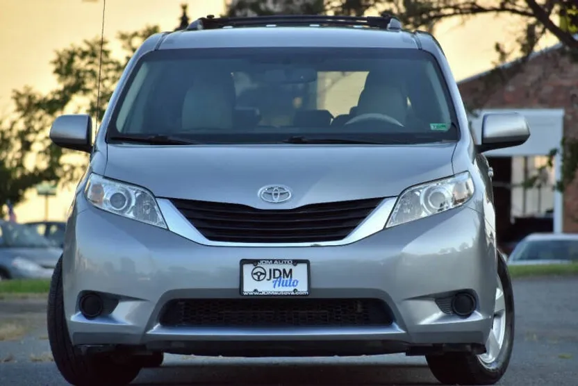 2013 Toyota Sienna LE photo 1