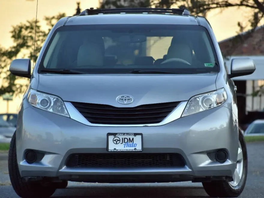 2013 Toyota Sienna LE photo 1