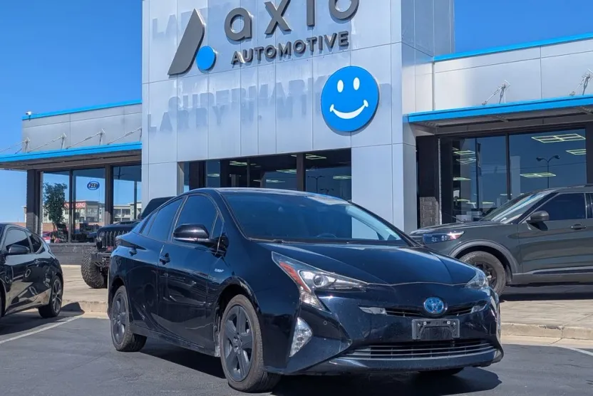 2018 Toyota Prius Four photo 1