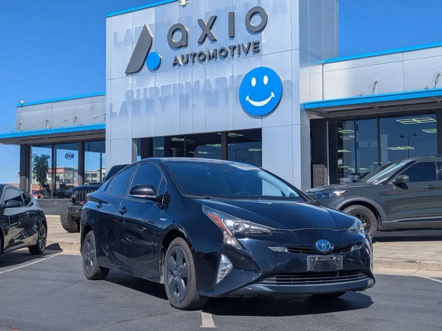 2018 Toyota Prius Four photo 1