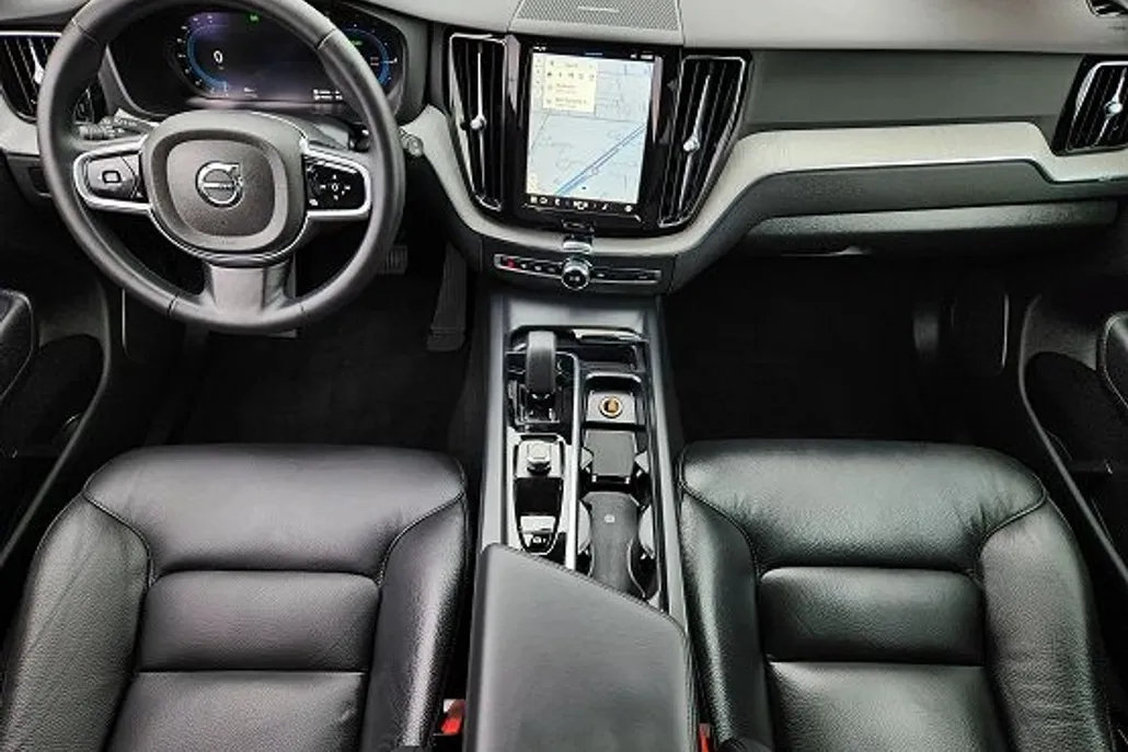 2025 Volvo XC60 Hybrid Plus photo 1