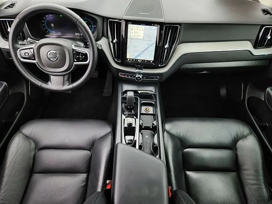 2025 Volvo XC60 Hybrid Plus photo 1