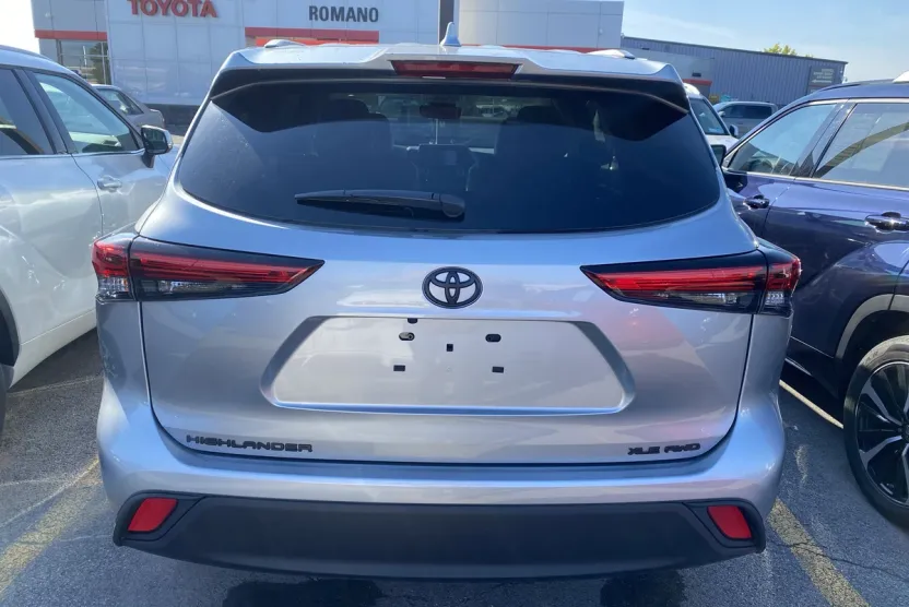 2022 Toyota Highlander LE photo 1