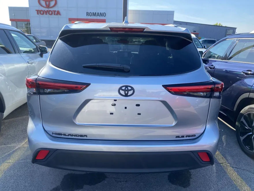 2022 Toyota Highlander LE photo 1